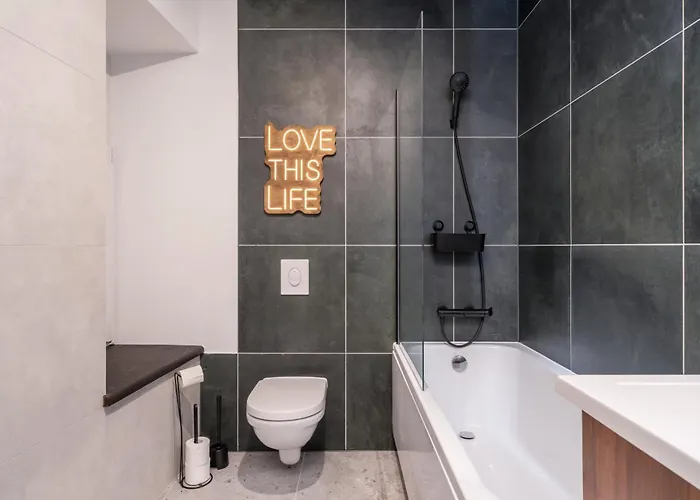 Old Town Stylish With Spacious Bathroom