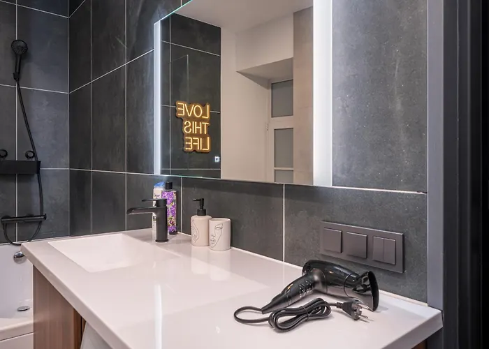 Old Town Stylish With Spacious Bathroom *