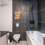 Old Town Stylish With Spacious Bathroom