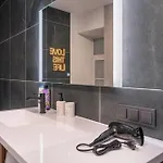 Old Town Stylish With Spacious Bathroom *