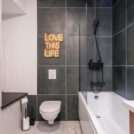 Old Town Stylish With Spacious Bathroom