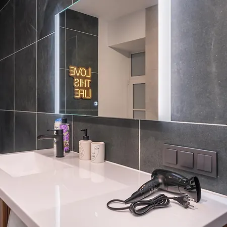 Old Town Stylish With Spacious Bathroom *